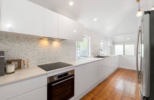 Hamilton Apartment | The White Home Ascot - Charming 3 Bedroom with Large Outdoor Deck