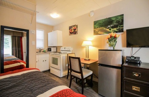 North River Hotel | The White Horse Motel