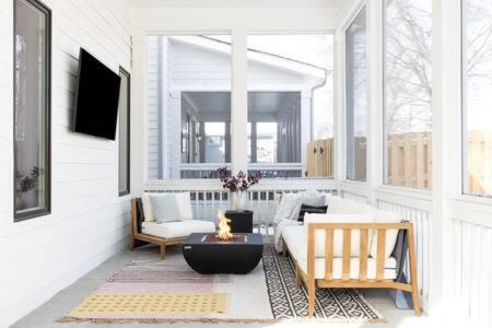 Hope Gardens House | The White House - Hot Tub 1 mile to Broadway