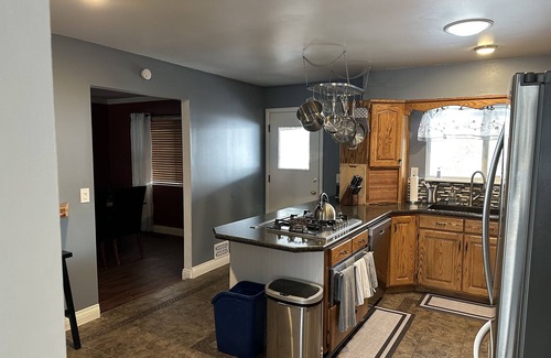 Sandy House | The White House! Private ski home with hot tub and sauna, 25min to ski resorts