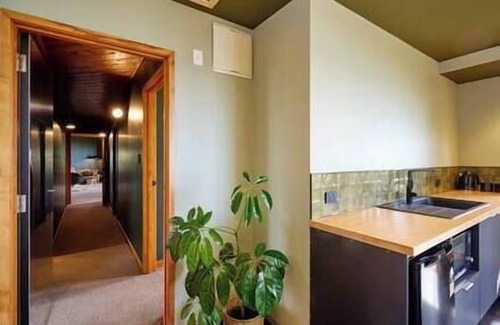 Hapuku House | The Whole Front House