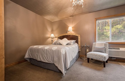 Farmington Hotel | The William Penn | Jacuzzi Tub Historic Inn Room