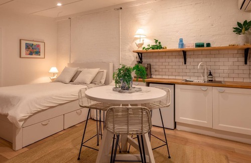 Windsor Apartment | The Windsor Stables renovated Studio Near Chapel st With Parking and Garden
