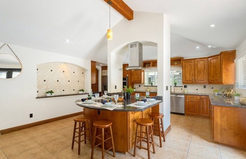 Rainbow CDP House | The Wine Away-Large Home w/Jacuzzi