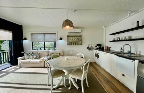 Omiha Cottage | THE WINEMAKERS COTTAGE | Coast & Country | WINTER DEAL - Stay for 3, Pay for 2