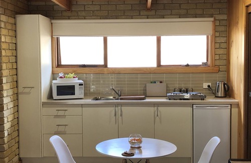 Acton Park Apartment | The Wombat Studio on Acton | Close to airport, beaches, tranquil private setting