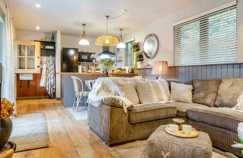 Brading House | The Woodlands Retreat
