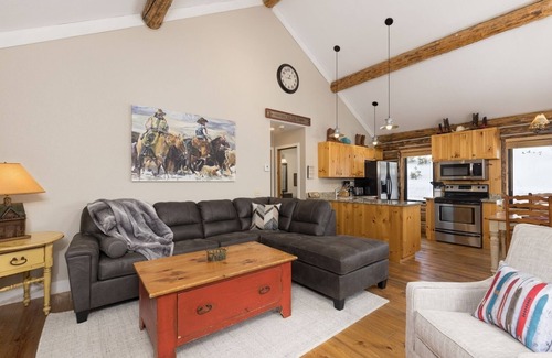 Big Sky Cabin | The Wrangler-Cowboy Heaven Cabin, Hot Tub, Firepit, New Bathrooms & Furnishings