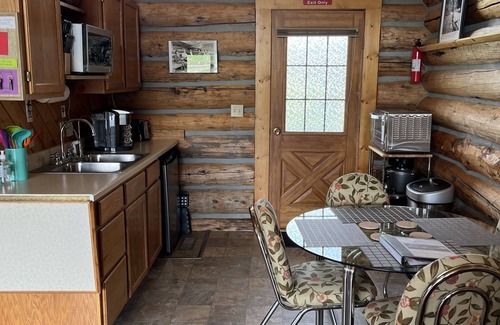 Wapiti Apartment | The Wyoming Paintbrush Studio - Room With a View!