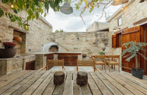 Vasa Koilaniou House | The Yard Traditional Residence