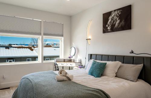 Sheridan House | The Zen Den - Sauna Sleeps 15 & King Bed - Health Amenities