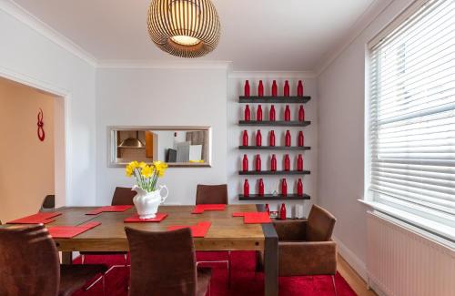 Covent Garden Apartment | The Zenscape - Chic 2 Bedroom Apartment in Covent Garden l Sleeps 6 with Sofa Bed l Prime Location plus Free WiFi l Perfect for Business & Leisure Travelers l 15percent Off Weekly & 20percent Off Monthly Stays!