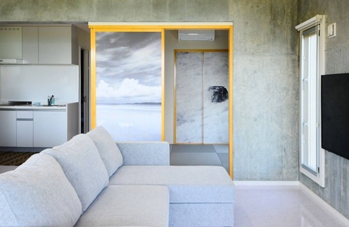 Higashionna House | Theme Suite 101 Overlooking the sea A modern mansion designed by an architect and a photographe/Uruma Okinawa