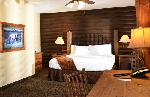 Onalaska Hotel | Theme Suite w/Whirlpool, Living Room, Dry Bar, Stoney Creek Onalaska