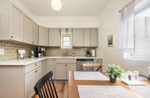 Lawrenceville Apartment | This apartment is a 2 bedroom(s), 1 bathrooms, located in Pittsburgh, PA.
