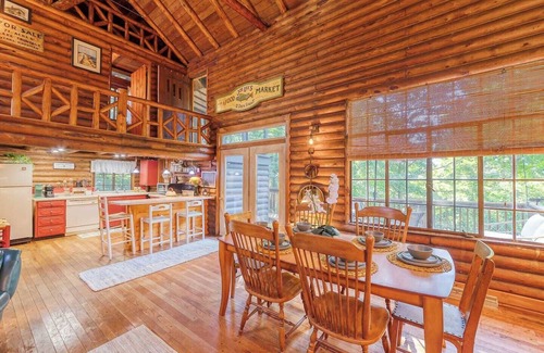 Saugatuck Cabin | This cabin is a 2 bedroom(s), 1.5 bathrooms, located in Saugatuck, MI.