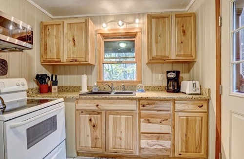 Linville Falls Cottage | This cottage is a 2 bedroom(s), 2 bathrooms, located in Newland, NC.