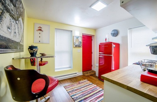 Frankford Apartment | This is a charming 2 bedroom, 1 bath apartment that has been recently remodeled.