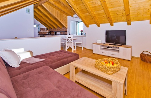 Zarace House | This is a house, with a large and astonishing view at the beach and open sea.
