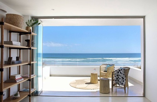 Stompneusbaai House | This luxurious villa set right on the beach in Britannia Bay is an ideal escape.