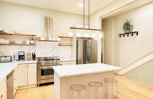 Duboce Triangle Apartment | This other is a 5 bedroom(s), 2 bathrooms, located in San Francisco, CA.