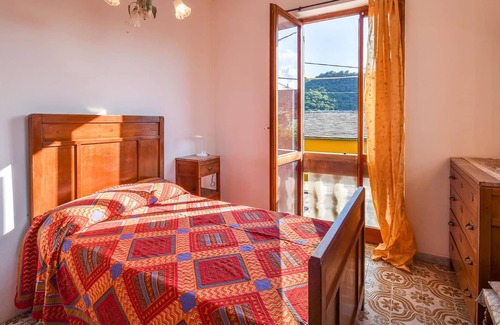 Vescina House | This practical apartment welcomes you in Vescina.