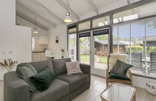 Ouddorp House | This romantic holiday home is located in the middle part of the quiet and green park Toekomst in the middle of the Kop van Goeree