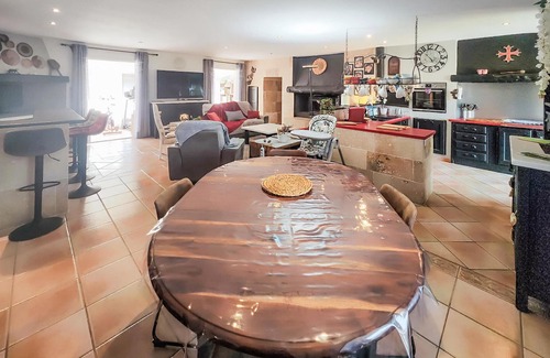 Aspiran House | This spacious and family-friendly vacation home welcomes you with swimming pool and many amenities.