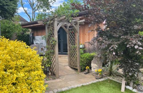 Hemel Hempstead Apartment | Thistle Lodge - Quiet Garden lodge with off road parking