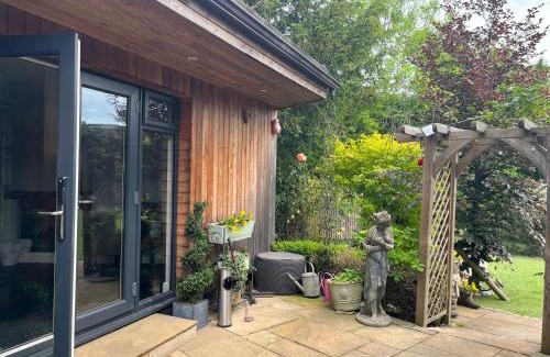 Hemel Hempstead Apartment | Thistle Lodge - Quiet Garden lodge with off road parking