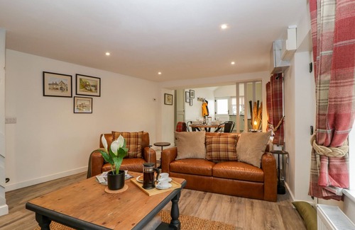 Ozleworth House | THOMAS COTTAGE, pet friendly in Wotton-Under-Edge