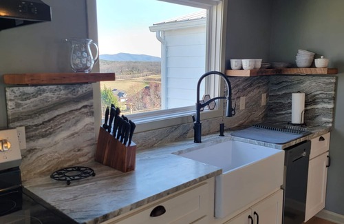 Fincastle Cottage | Thomas Cottage at Angel Acres