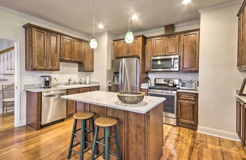 Leesburg House | 'Thomson Farm' Classic Home < 10 Mi to Vineyards!