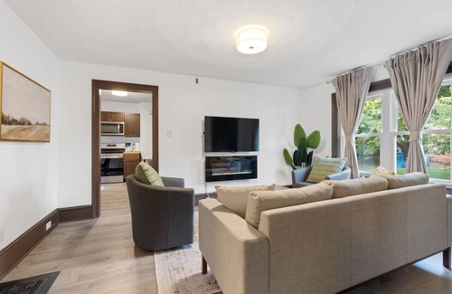 Westside Apartment | Thoughtfully Designed and Fully Equipped