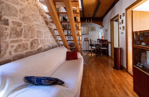 Stari Grad Apartment | Three bedroom apartment with balcony Stari Grad, Hvar (A-22052-a)