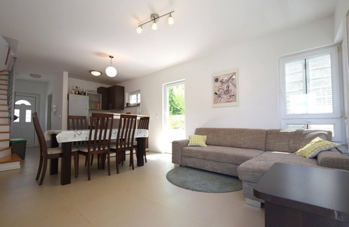 Milcetici Apartment | Three bedroom apartment with terrace and sea view Malinska, Krk (A-20425-a)