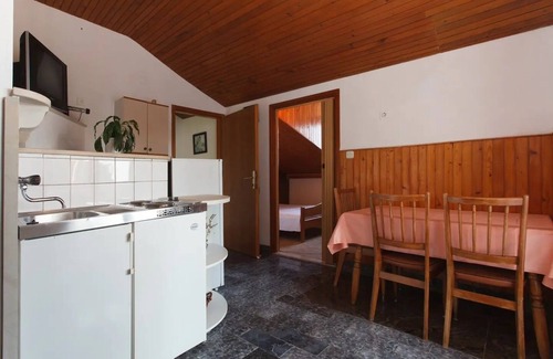 Sumartin Apartment | Three bedroom apartment near beach Sumartin, Brač (A-12036-b)