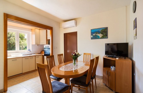 Splitska Apartment | Three bedroom apartment with terrace and sea view Splitska, Brač (A-2867-a)