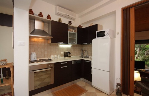Splitska Apartment | Three bedroom apartment near beach Splitska, Brač (A-2865-a)