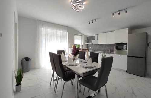 Sarsoni Apartment | Three bedroom apartment with terrace Rijeka (A-18146-b)