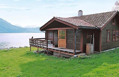 Eid House | Three-Bedroom Holiday home in Nordfjordeid 2