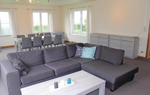 Beerst House | Three-Bedroom Holiday Home In Diksmuide