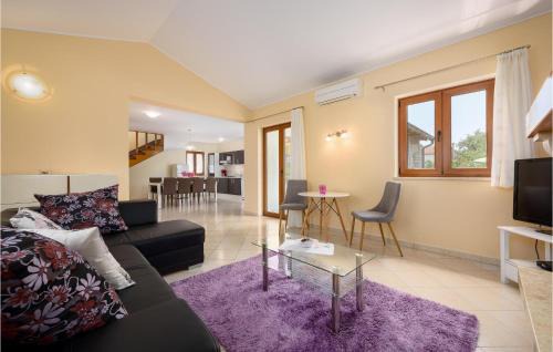 Mofardini House | Three-Bedroom Holiday Home In Kmacici