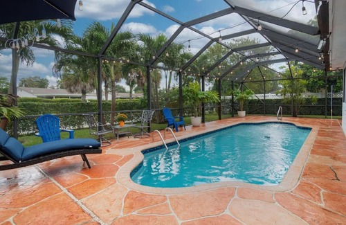 Coral Springs House | Three Bedroom Pool Home with Modern Interior Design