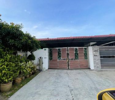 Pasir Gudang House | three bedroom tarraced house - RainaHomestay Pasir Gudang