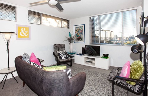 Highgate Hill Apartment | Three Bedroom Unit with Free Wifi and City Views, Parking, Close to Southbank