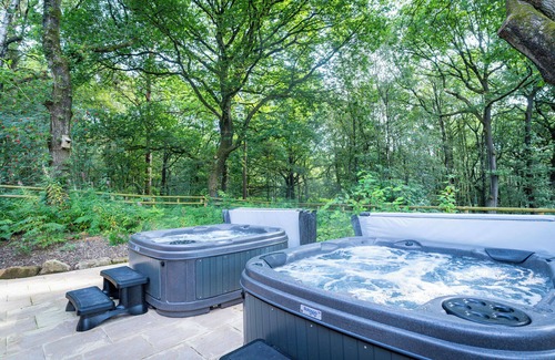 Farley Cabin | Throwley; woodland lodge for 14 with 2 hot tubs in the Staffordshire Moorlands
