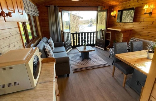 Smallburgh Boat Rental | Thurne River Lodge Houseboat