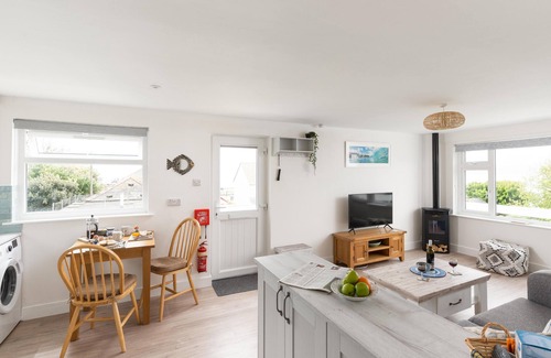 Marazion Apartment | Tide View - stylish apartment with sea views and parking, moments to the beach