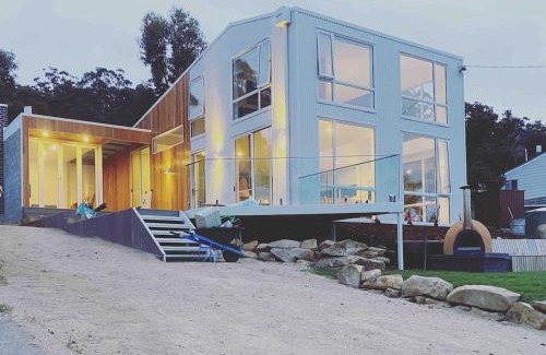 Eaglehawk Neck House | Tides - Architecturally-designed holiday home